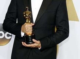 Leonardi Dicaprio holding an award