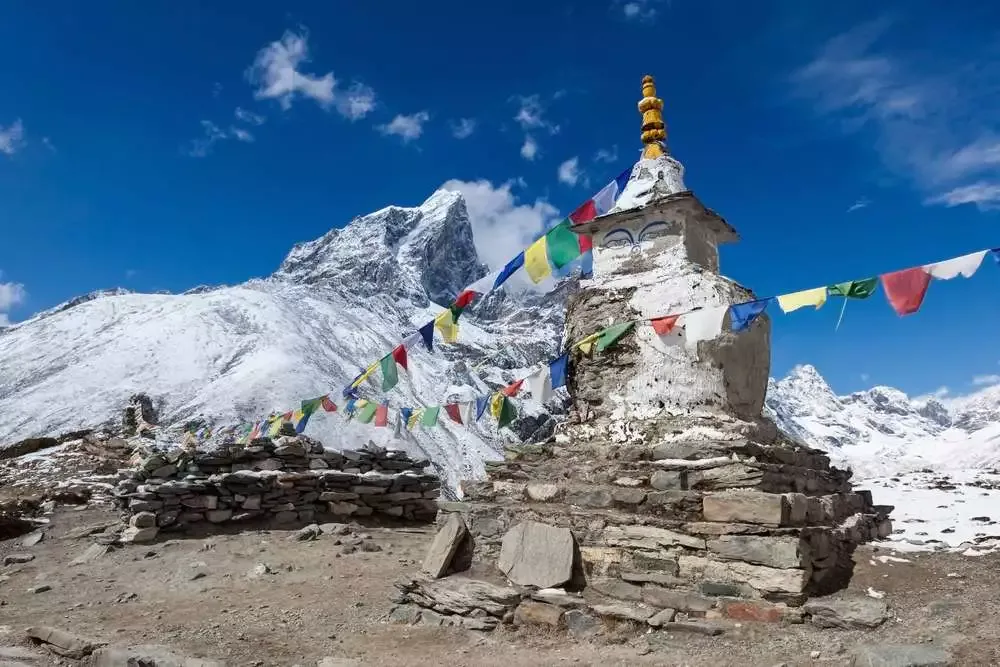 What is the Meaning of Tibetan Prayer Flags? 6 Types 9 Buddhist,Prayer,Flags,On,A,Buddhist,Chorten,On,Everest,Base