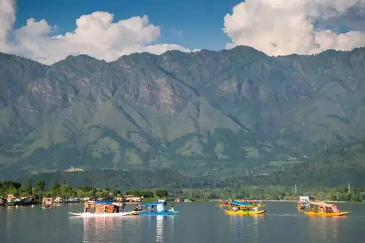 15 Must Visit Places in India 13 Sirinagar, Jammu and Kashmir