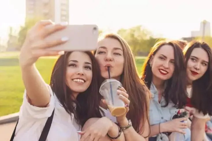 10 New Year resolutions to make college life better in 2016 6 Friends having fun and taking a selfie