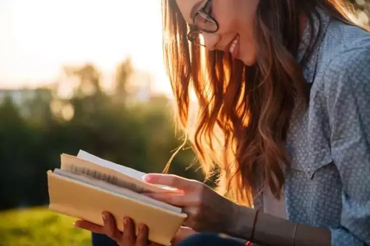 10 New Year resolutions to make college life better in 2016 8 Woman reading a book