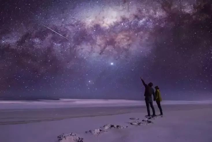 Stargazing And Its 7 Beautiful Advantages 8 Couple stargazing