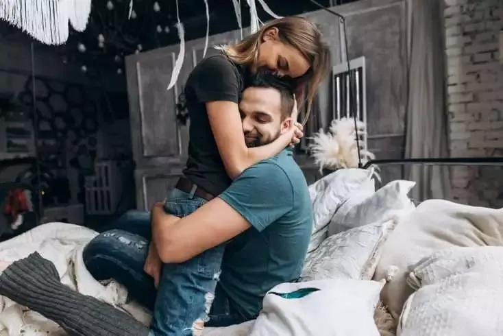 Top 20 Deep Facts About Love Everyone in Love Should Know 9 Couple in love hugging