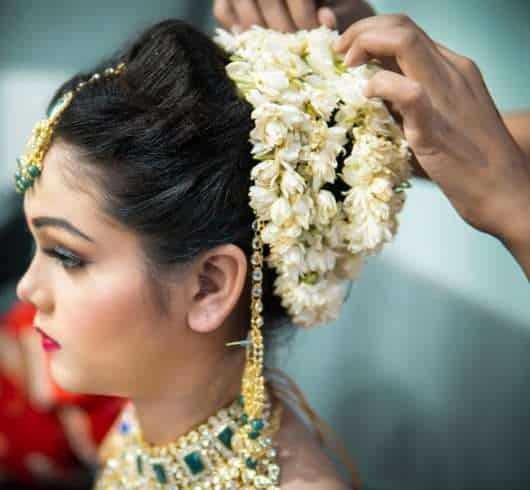 11 Things That Make Indian Brides Absolutely Beautiful! 12 Indian woman wearing gajra