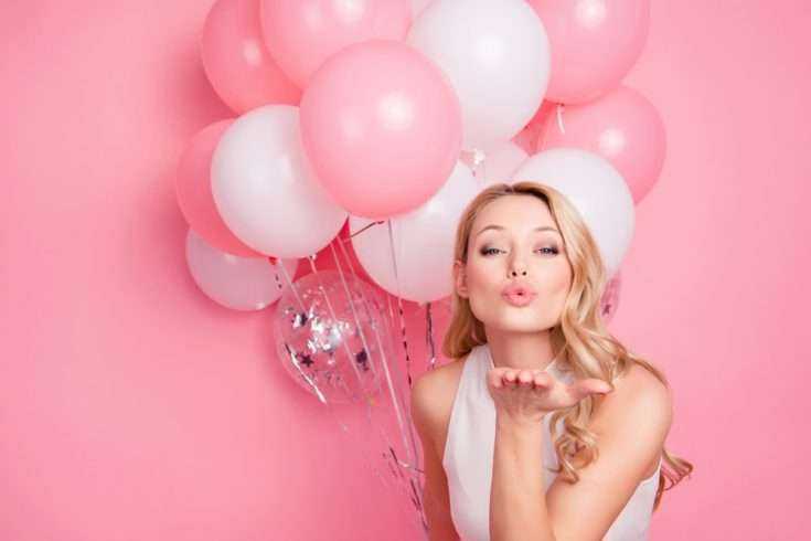 10 Ways To Woo Her When She Gets Mad 8 Woman holding pink and white balloons