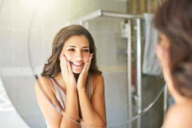 8 Things We Girls Say And Do 9 Woman looking in the mirror