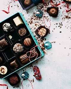 10 Awesome DIY Birthday Gifts Ideas 15 Chocolate box hamper