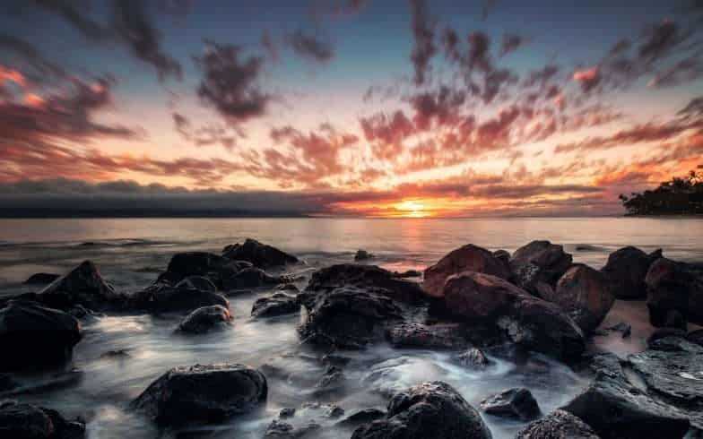 Packing list for a honeymoon in Hawaii 8 A dramatic sunset looking over the Pacific Ocean, Maui, Hawaii.