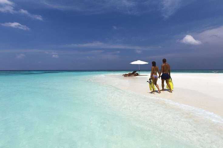 13 Best Honeymoon Destinations in USA to Explore 23 Couple on Beach