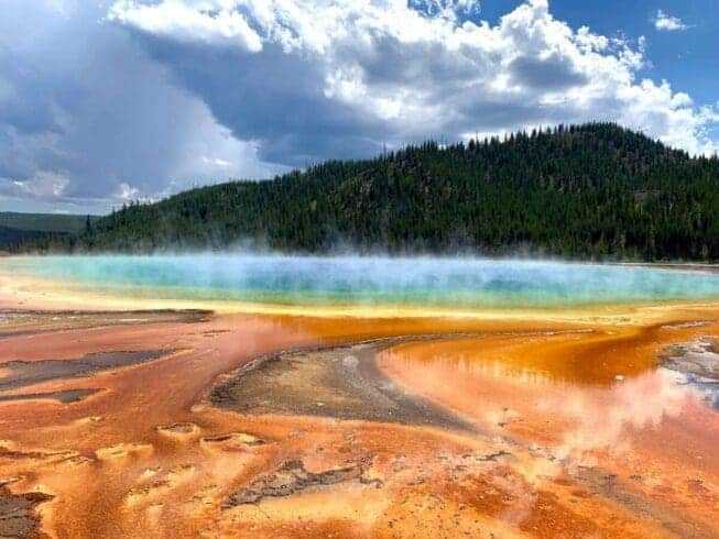 12 Best Vacation Spots in the US 9 YELLOWSTONE