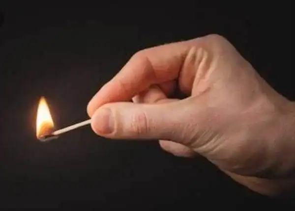 5 Magic Tricks to Learn in the Blink of an Eye 2 matchstick