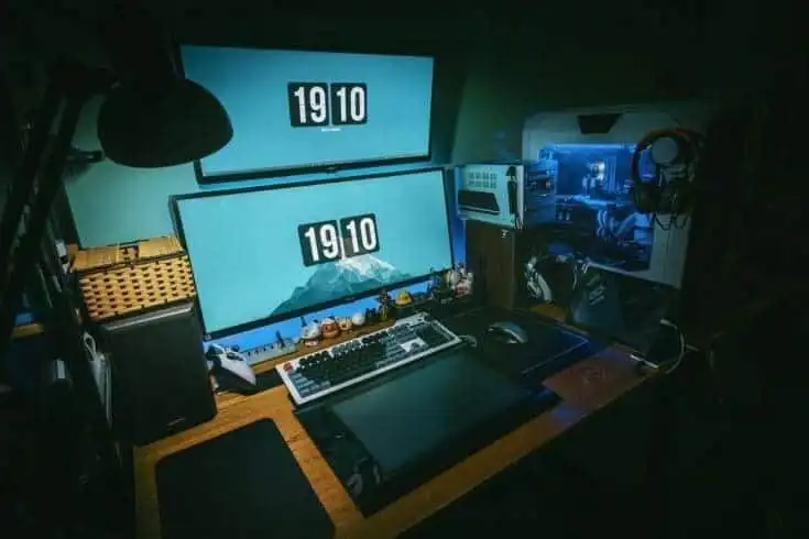 Is It Safe for Black Cam Ladies to Do Live Streams? 9 Computer screen with time