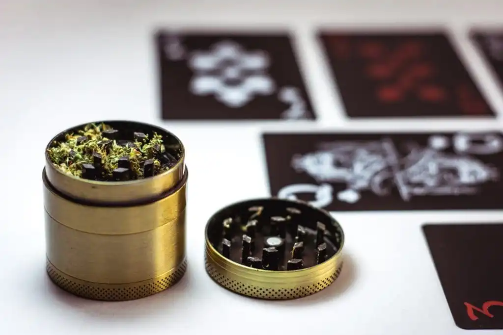 Best Guide to How to Roll a Joint in 3 Simple Steps! 11 Weed Grinder