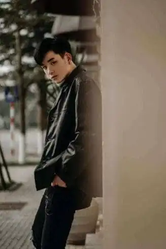 What to Wear With Black Jeans Men (Fashion Guide 2022) 16 What to Wear With Black Jeans Men (Fashion Guide 2022) 12