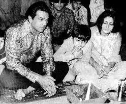 On The HE-MAN Of Bollywood's Birthday! Here is All That You Didn't Know About Him. 11 Dharmendra and Prakash Kaur