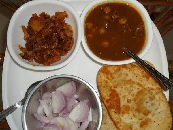 Places That Serve Incredible Chole Bhature in Delhi 1 kanu_chole_bhature