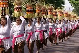 10 Bizarre Religious Beliefs Across the World 15 Indonesians during pon celebaration
