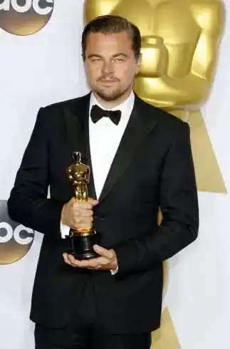And the Award Goes To Leonardo DiCaprio! 9 Leonardi Dicaprio holding an award